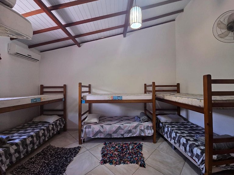 Casa branca com 3 dormitórios em Arraial