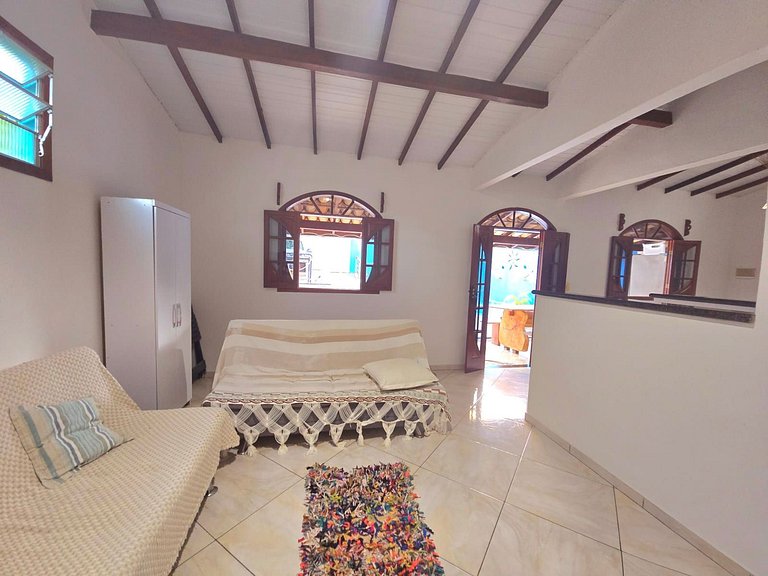 Casa branca com 3 dormitórios em Arraial