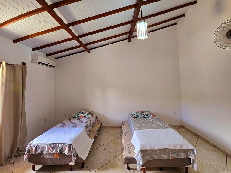 Casa branca com 3 dormitórios em Arraial