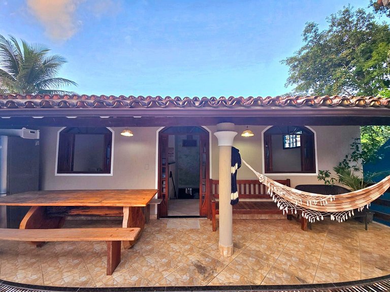 Casa branca com 3 dormitórios em Arraial
