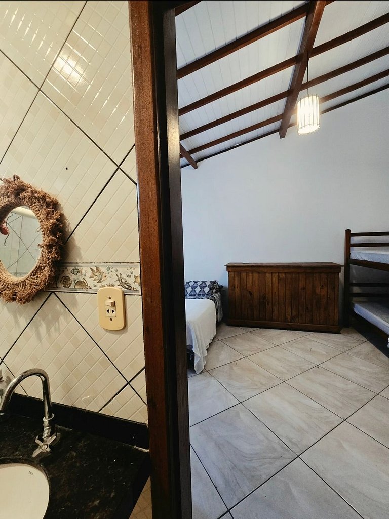 Casa branca com 3 dormitórios em Arraial