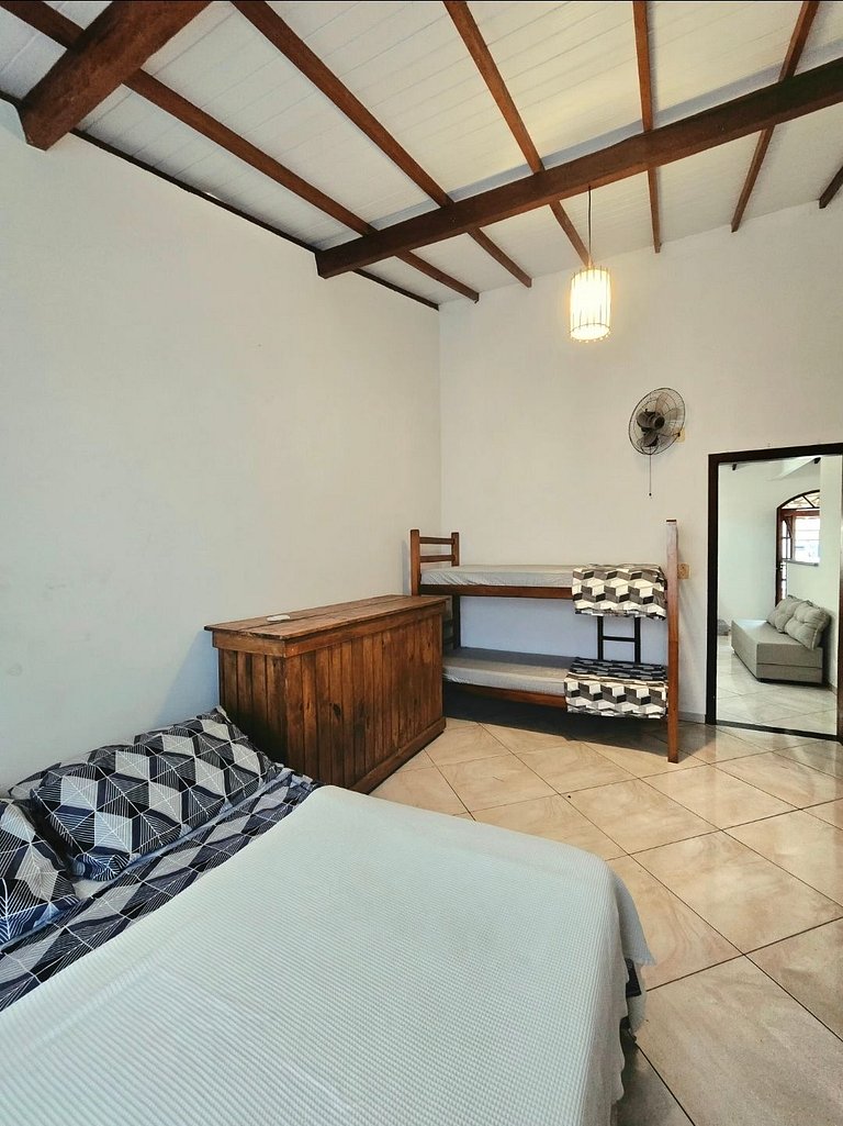 Casa branca com 3 dormitórios em Arraial