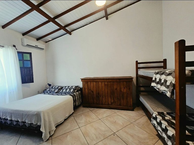 Casa branca com 3 dormitórios em Arraial