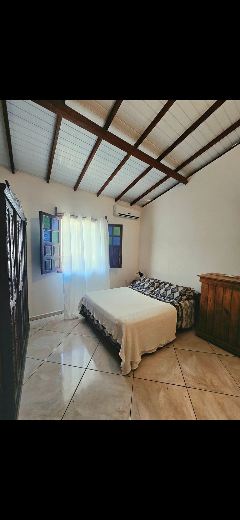 Casa branca com 3 dormitórios em Arraial