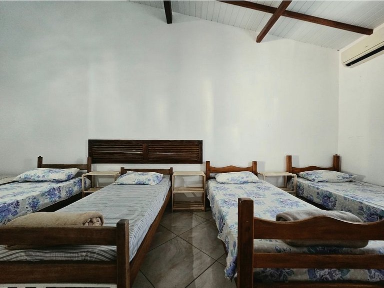 Casa branca com 3 dormitórios em Arraial