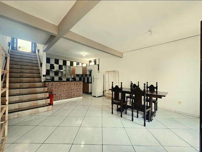 Casa branca com 3 dormitórios em Arraial